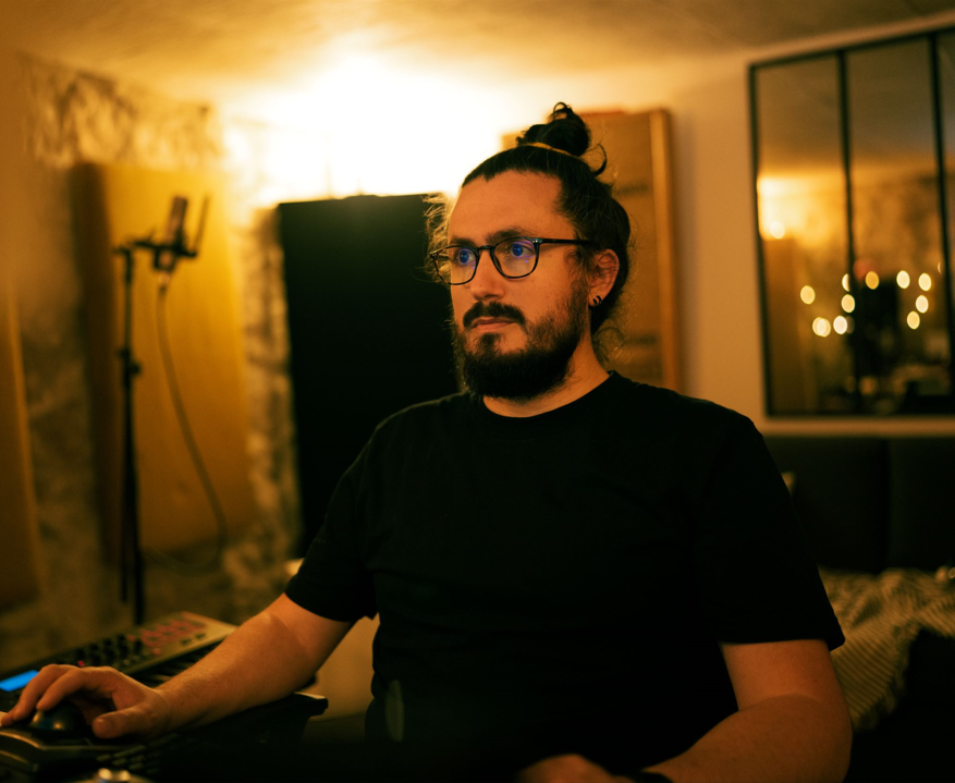Romain Raynal, compositeur gagnant pour le générique podcast de VNCA Consulting
